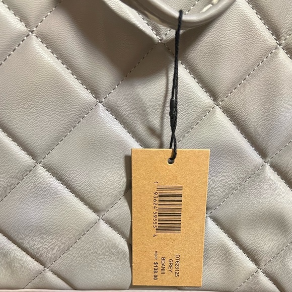 🖤🖤NWT-STEVE MADDEN Gray Faux Leather
Quilted Large Shoulder Bag🖤🖤 - Picture 7 of 12